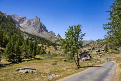 France, Hautes Alpes (05), le Briançonnais, Névache, vallée de la Clarée, hameau des chalets de Laval, le massif des Cerces en arrière-plan