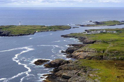 Royaume-Uni, Ecosse, Hébrides intérieures, Ile de Islay, phare d'Orsay et village de Portnahaven à Rinns Point (vue aérienne)