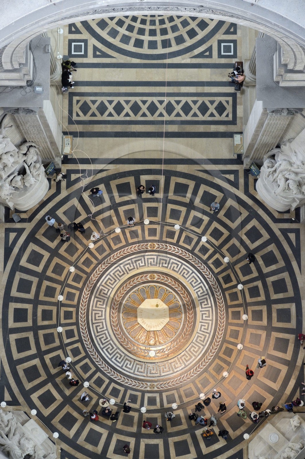 France, Paris (75), le Panthéon, le pendule de Foucault sous le dôme dans la nef