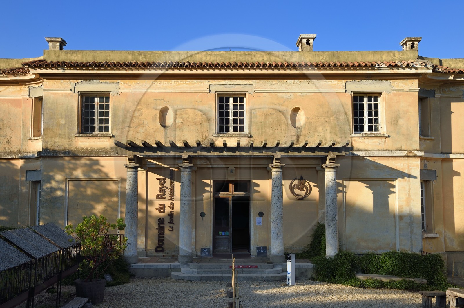 France, Var (83), Rayol-Canadel-sur-Mer, Domaine du Rayol, propriété du conservatoire du littoral mention obligatoire, le jardin des Méditerranées conçu par le paysagiste Gilles Clément, la maison principale l'Hôtel de la Mer