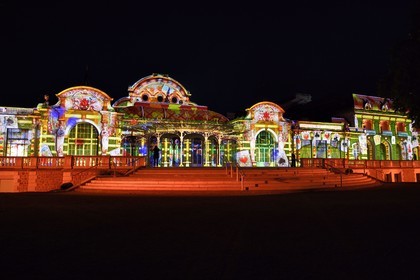 France, Allier (03), Vichy, projection d'images sur les facades du Palais des Congrès et Opéra dans le parc des Sources