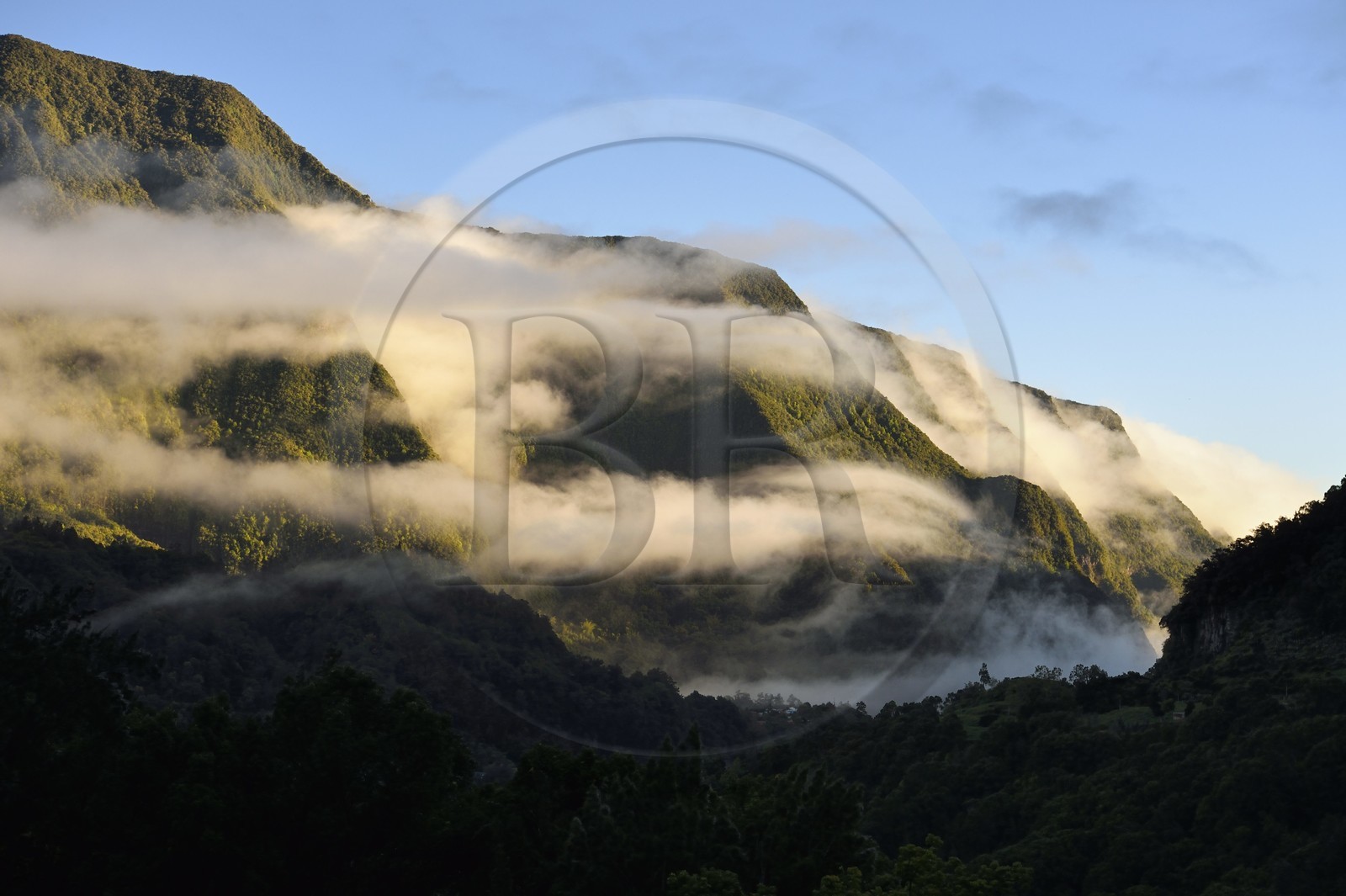 France, Ile de la Reunion, Cirque de Salazie, classé Patrimoine Mondial de l'UNESCO, entrée du cirque et la vallée de la Rivière du Mat