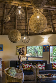 Rwanda, Parc national de l'Akagera, Ruzizi Tented Lodge, le salon dans le batiment principal