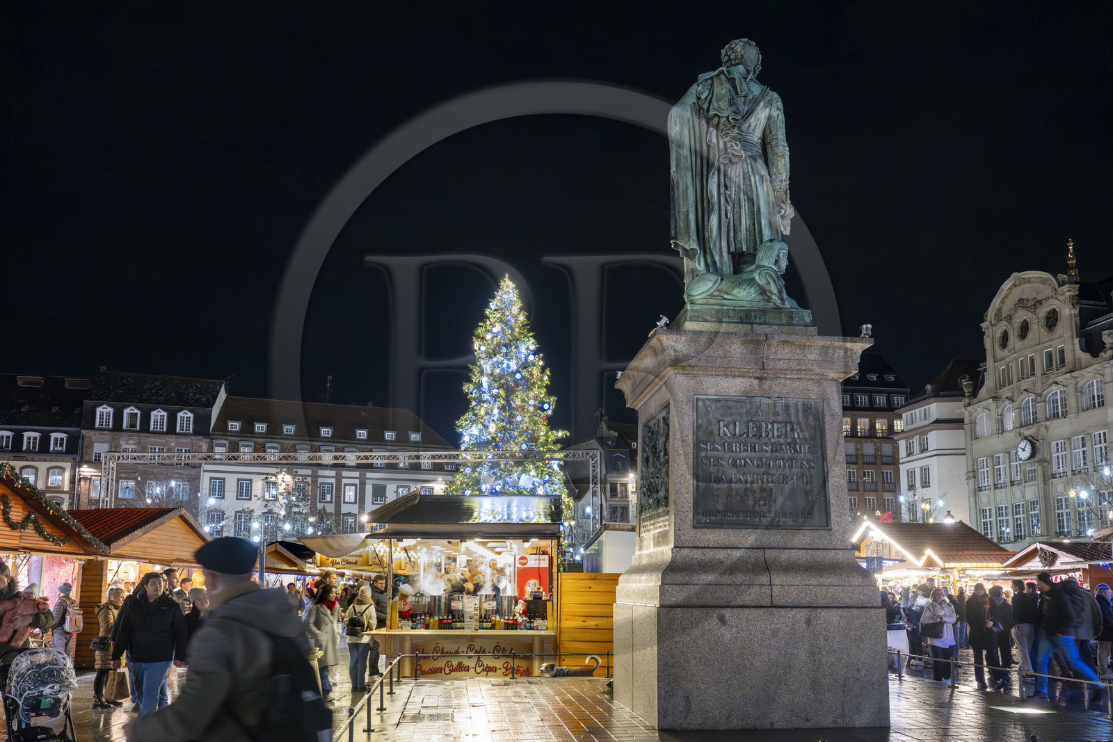 France, Bas-Rhin (67), Strasbourg, vieille ville classée au Patrimoine Mondial de l’UNESCO, le Grand Sapin de Noël de la place Kléber, stand de vin chaud