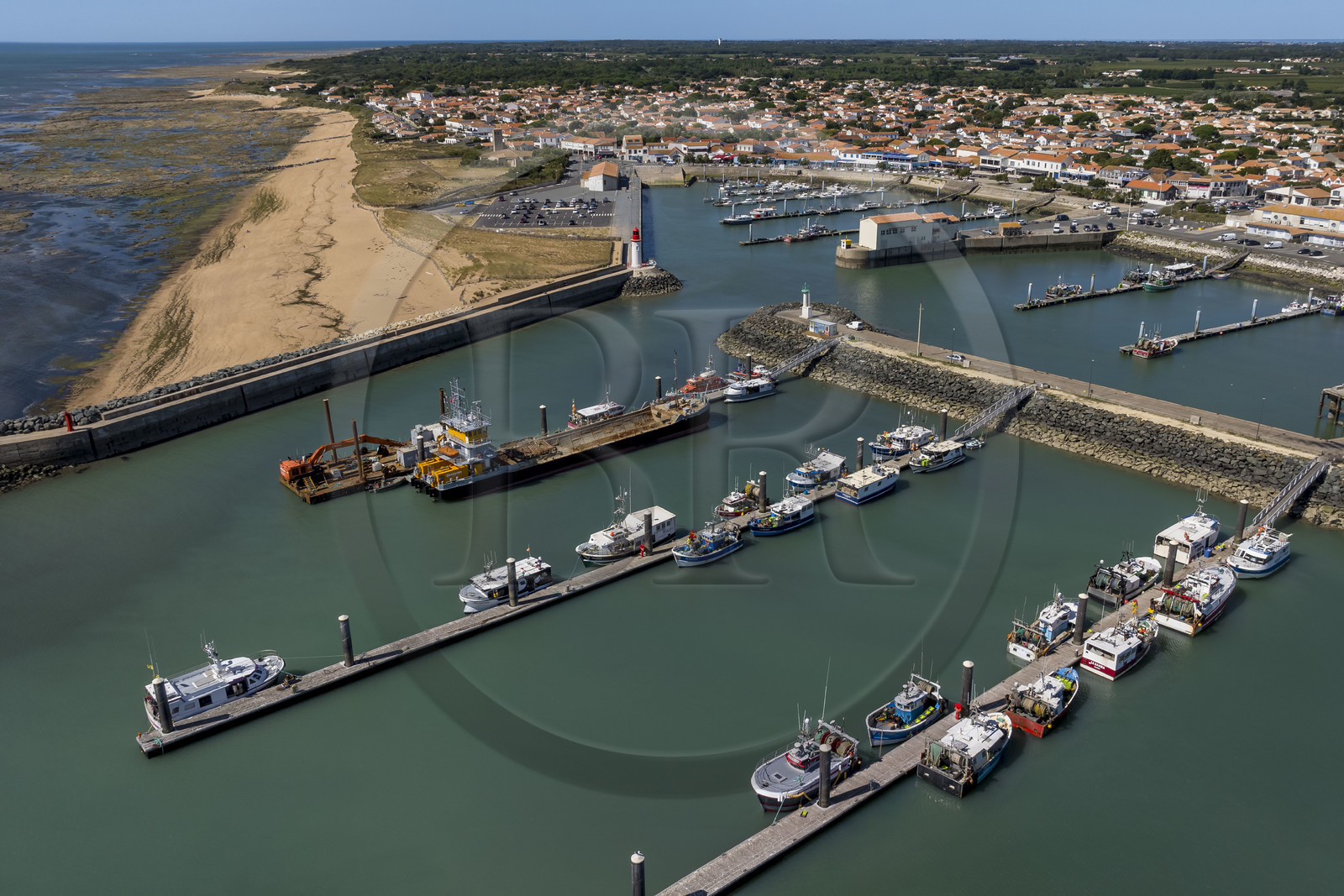 France, Charente-Maritime (17), Ile d'Oléron, port de La Cotinière, bassin à flots aménagé en 2022 au pied de la nouvelle criée (vue aérienne)