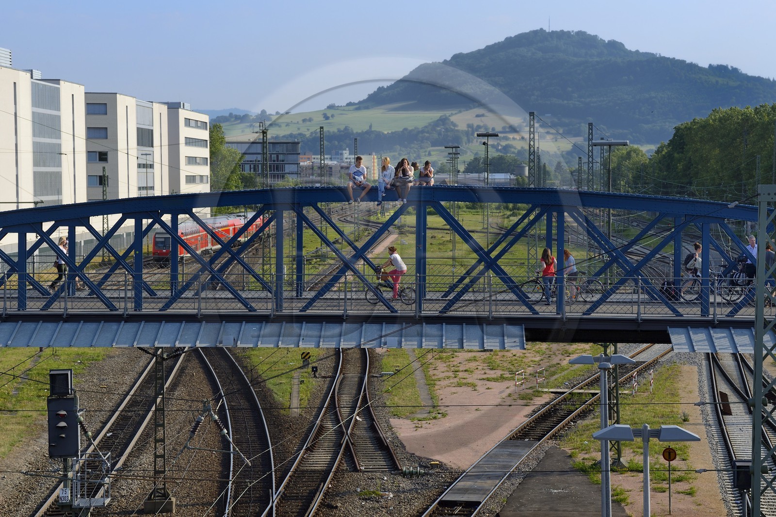 Allemagne, Bade-Wurtemberg, Fribourg en Brisgau, la gare centrale, le pont bleu (pont Wiwili) au dessus de la voie ferrée