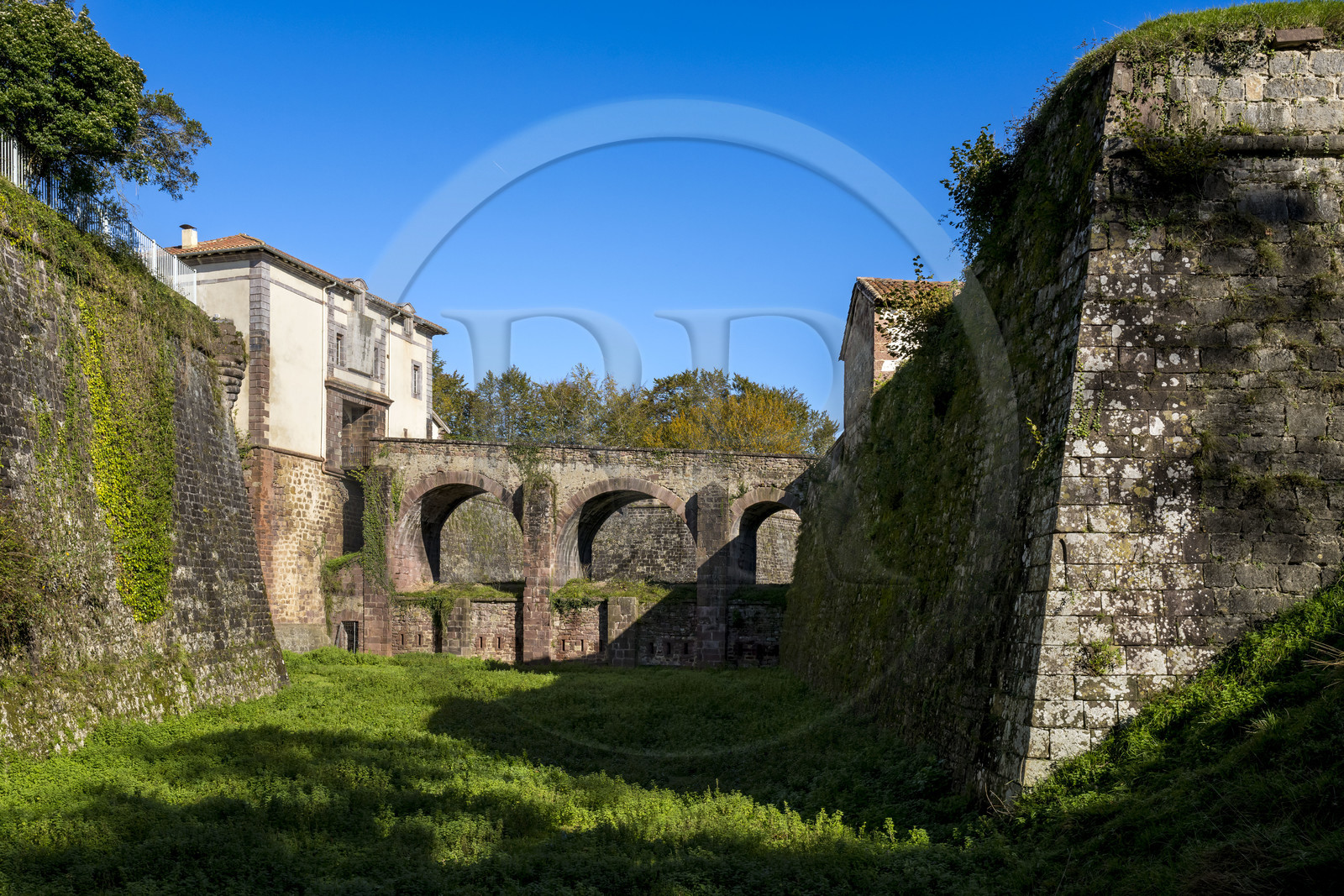 France, Pyrénées-Atlantiques (64), Pays-Basque, Saint-Jean-Pied-de-Port, la citadelle consolidée par Vauban au sommet de la colline de Mendiguren