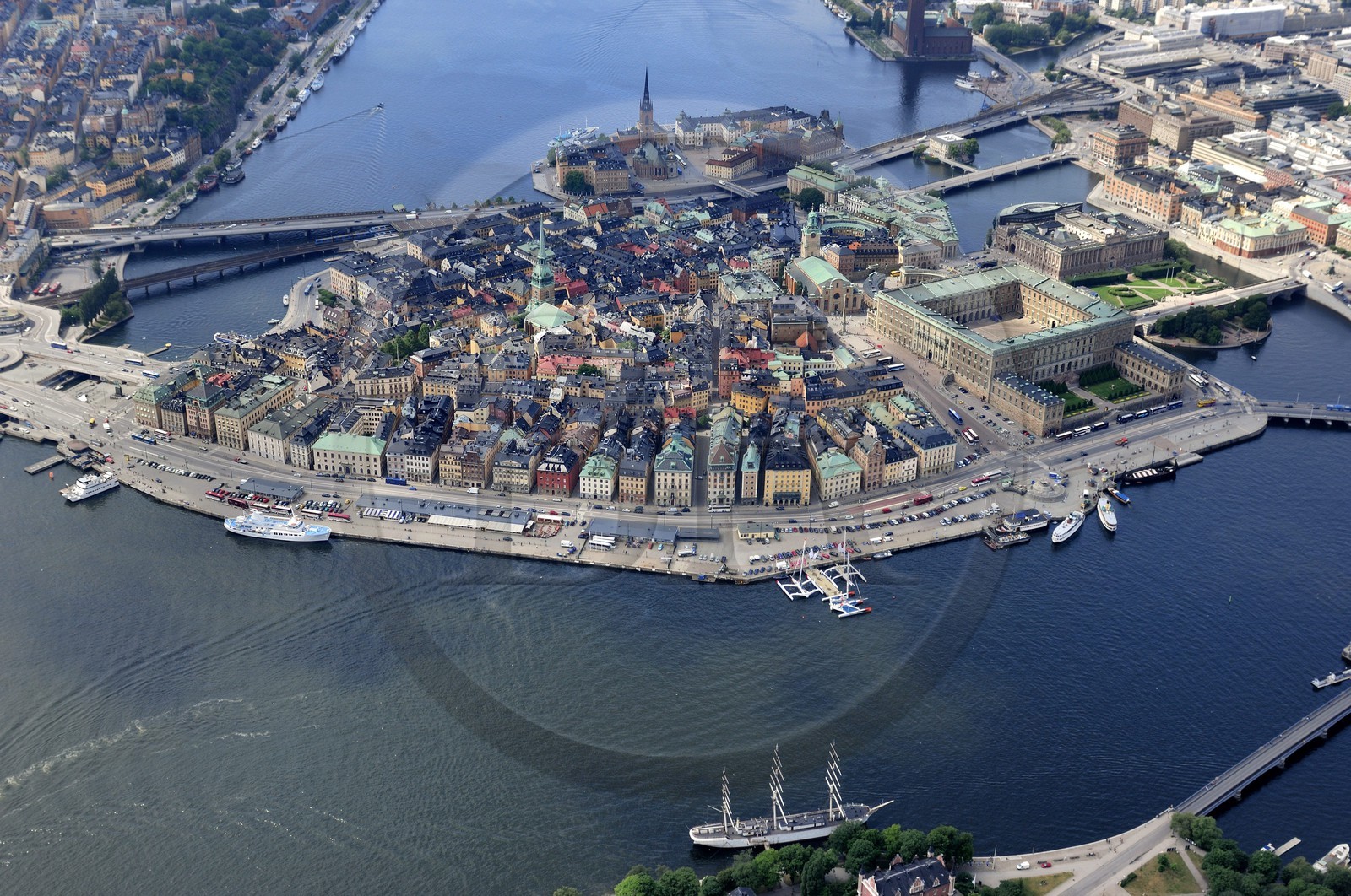 Suède, Stockholm, ile de Gamla Stan (vieille ville), à droite le Palais Royal et derrière lui le Parlement (vue aérienne)