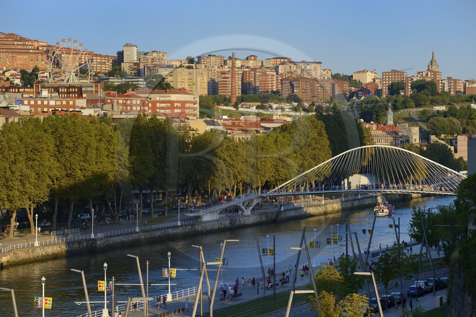 Espagne, Biscaye, Pays Basque espagnol, Bilbao, la passerelle Zubizuri (pont blanc) ou Campo Volantin, de l' architecte Santiago Calatrava, sur le Nervion