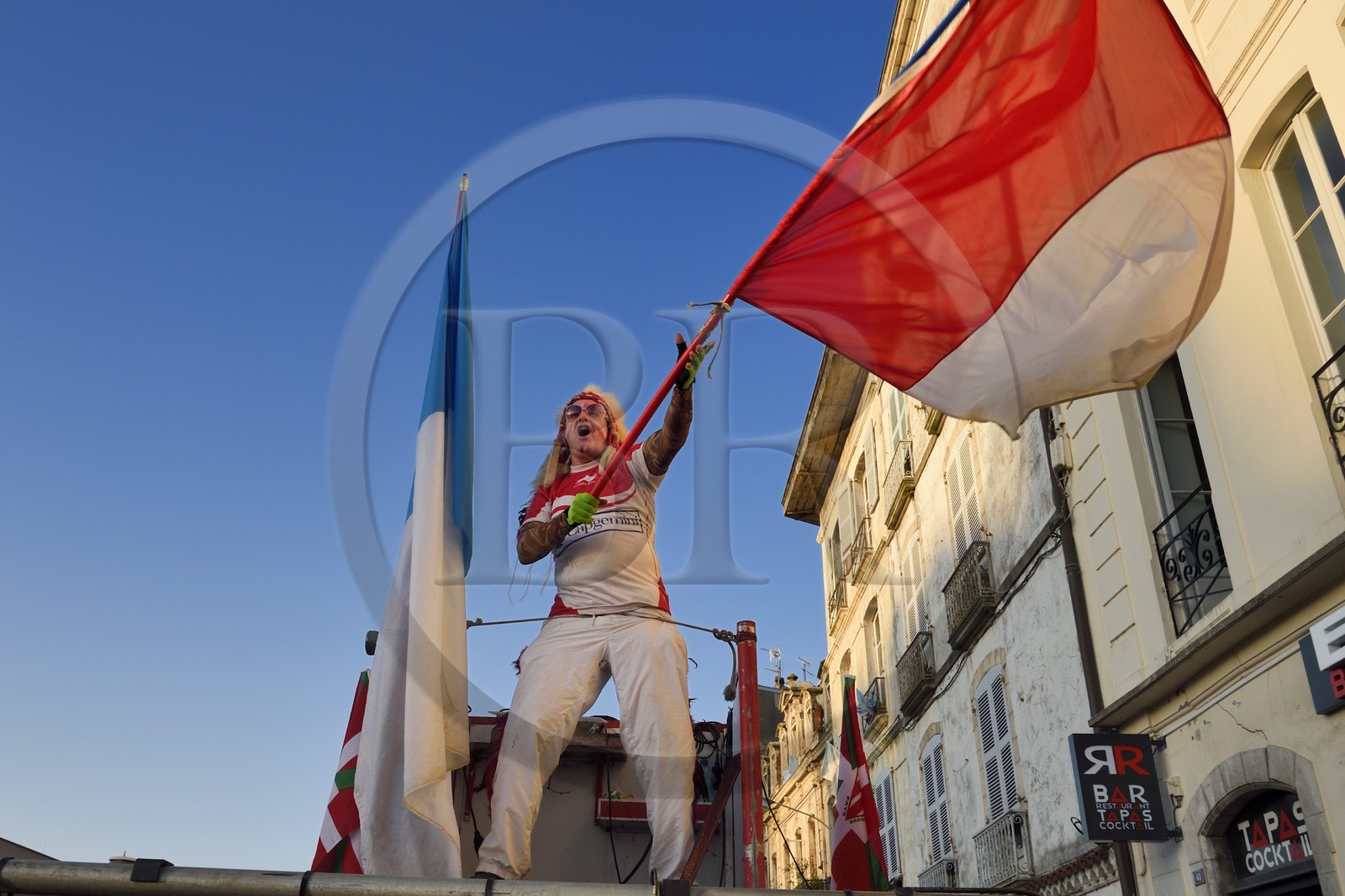 France, Pyrénées-Atlantiques (64), Pays-Basque, Bayonne, show avant un derby de Robert Rabagny dit Geronimo, ex-mascotte du club de rugby Biarritz Olympique