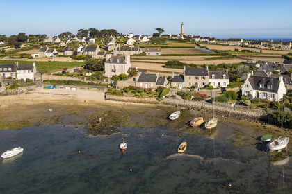 France, Finistère (29), Iles du Ponant, Ile de Batz, Porz an Eog, ancien port des goélettes et maisons d'armateurs dans le Bourg, le phare en arrière plan (vue aérienne)