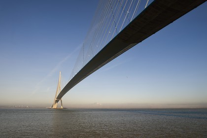 France, entre Calvados (14) et Seine-Maritime (76), le Pont de Normandie, le tablier est en béton précontraint sauf pour sa partie centrale qui est métallique