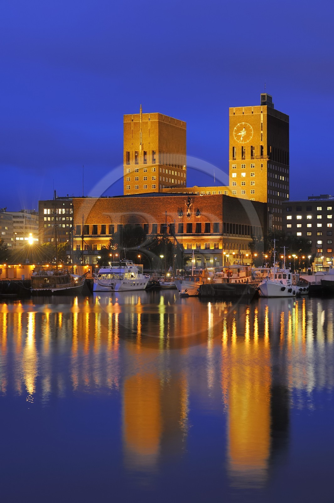 Norvège, Oslo, l'hôtel de Ville (Radhuset) domine le port