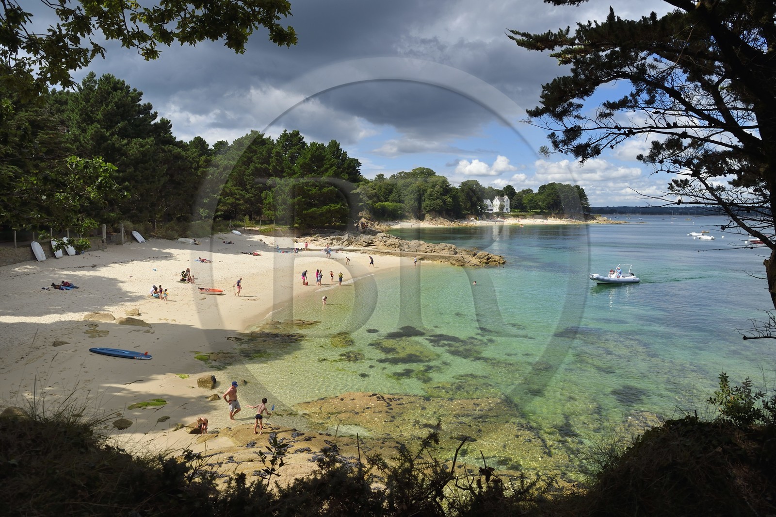 France,  Finistère (29), Fouesnant, le littoral entre le Cap Coz et la Pointe de Beg Meil, plage que longe le sentier cotier