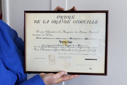 Paris (75), Cité Véron au 94 Bd de Clichy, appartement de Boris Vian, diplome de pataphysique et de l'ordre de la Grande Gidouille donné en 1956 à Vian