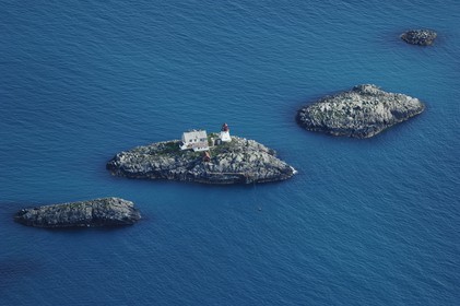 Norvège, Nordland, phare de Moholmen au large des Iles Lofoten (vue aérienne)