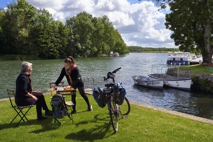 France, Charente-Maritime, Saintonge, Port-d'Envaux, cyclist traveling along the cycle route La Flow Vélo having a café at the port
