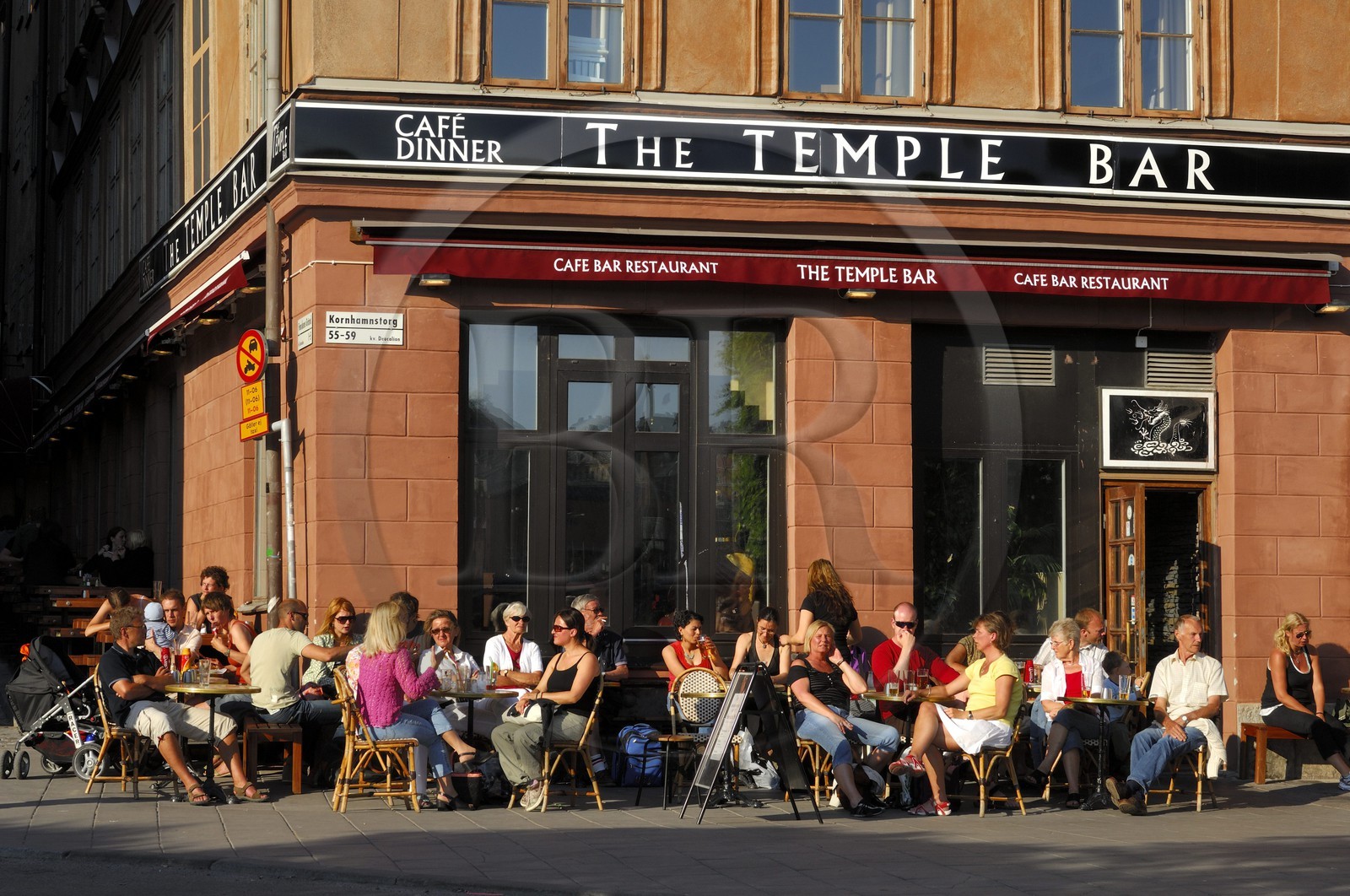 Suède, Stockholm, île de Gamla Stan (vieille ville), terrasse de restaurant sur Kornhamnstorg