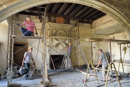 France, Allier (03), former province of Bourbonnais, Besson, Fourchaud castle (14th century to 16th century) now belonging to the descendants of the Bourbon-Parma, volunteers from the castle safeguard association in the midst of restoration work