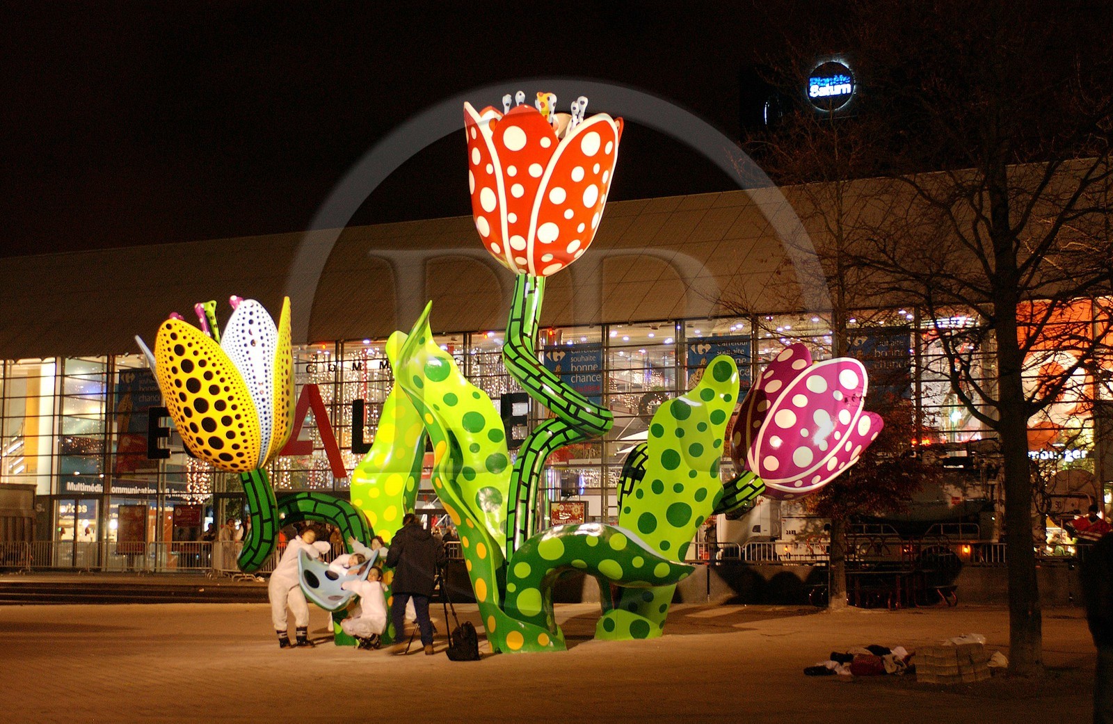 France, Nord (59), Lille, quartier Euralille, Esplanade François-Mitterrand, Les tulipes de Shangri-La, sculpture permanente de Yayoi Kusama