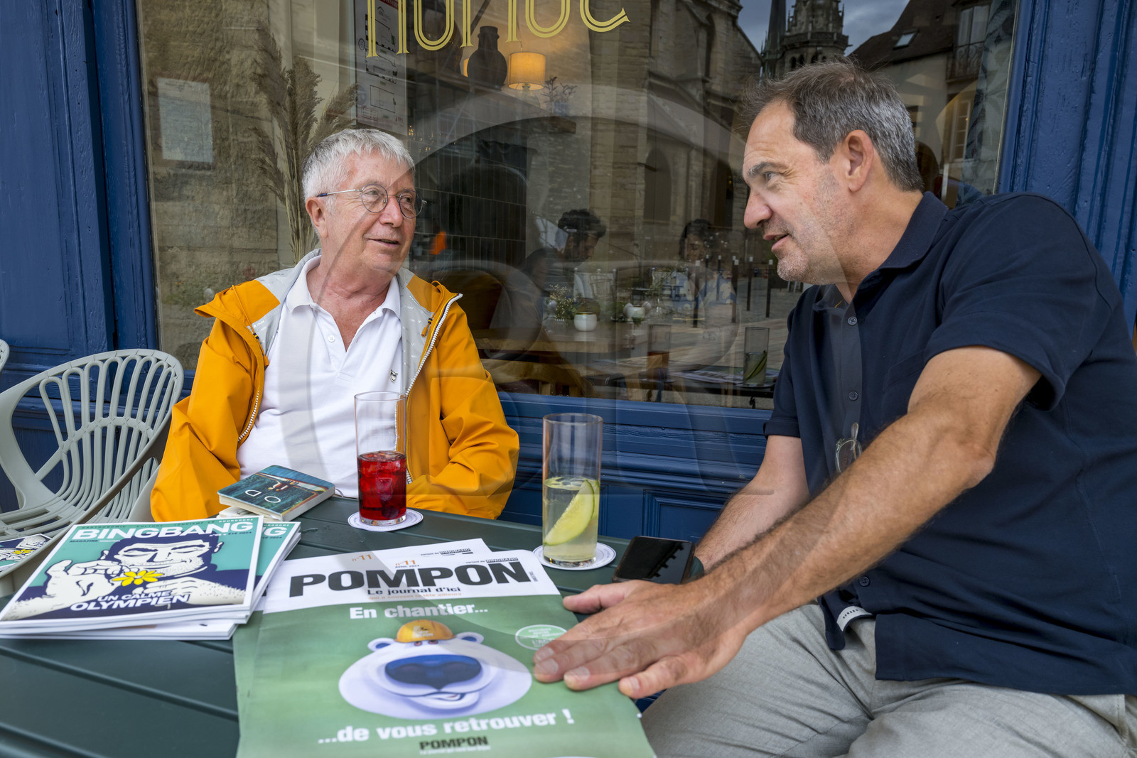 France, Côte-d'Or (21), Dijon, zone classée Patrimoine Mondial de l'UNESCO, terrasse du Bar Nuage place Bossuet, le journaliste Gérard Bouchu rédacteur en chef du magazine Pompon et Bingbang, deux regards décalés sur la vie culturelle et gastronomique de Dijon et sa région, avec son editeur Richard Patouillet