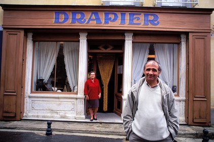 France, Vaucluse (84), Pernes-les-Fontaines, le maire, Mr Gabert, devant l' ancienne boutique de drapier et musée (Comtat Venaissin)