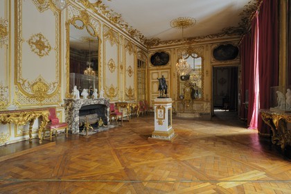 France, Yvelines (78), château de Versailles, classé Patrimoine Mondial de l'UNESCO, appartement privé du Roi, cabinet de la Pendule, au centre réplique de la statue équestre de Louis XV détruite place de la Concorde et à terre le méridien de Versailles