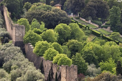 Italie, Toscane, Florence, centre historique classé Patrimoine Mondial de l'UNESCO, les murs de la ville médiévale et le Giardino Bardini