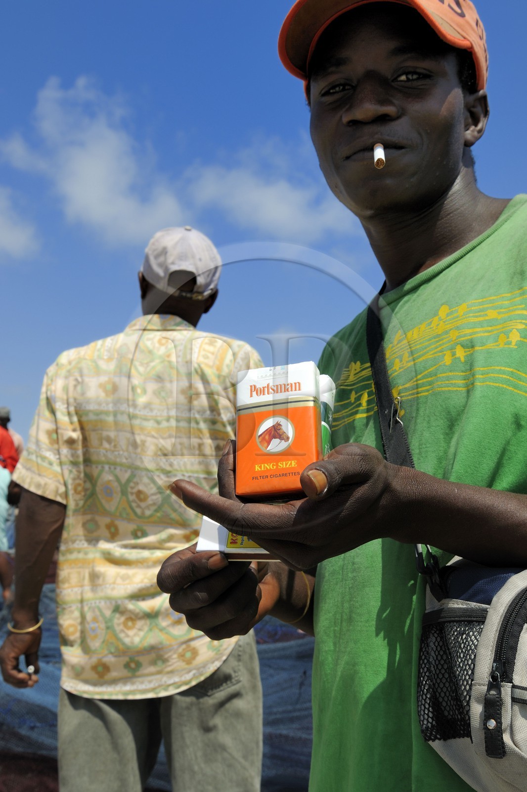 Tanzanie, Dar es-Salaam, marché aux poissons de Kivukoni, vendeur de cigarettes