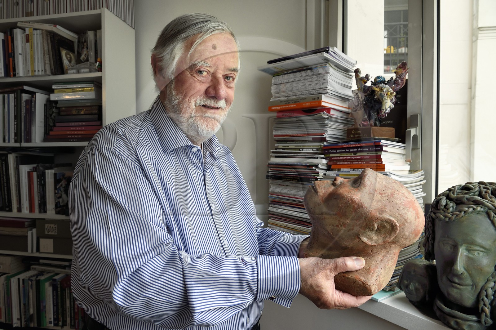 France, Paris (75), le paléontologue et paléoanthropologue Yves Coppens, professeur émérite au Collège de France, au bureau de son domicile parisien, il tient en main la reproduction supposée du visage de Lucy