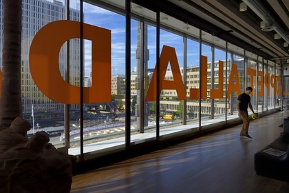 Suède, Stockholm, le Kulturhuset (Maison de la culture) sur la place Sergels Torg et le Kristallvertikalaccent, obélisque de verre de 37 mètres du sculpteur Edvin Öhrström