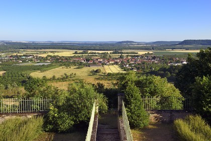 France, Meuse (55), Parc régional de Lorraine, Cotes de Meuse, Hattonchâtel, le bas village de Vigneulles-les-Hattonchatel dans la plaine de la Woëvre