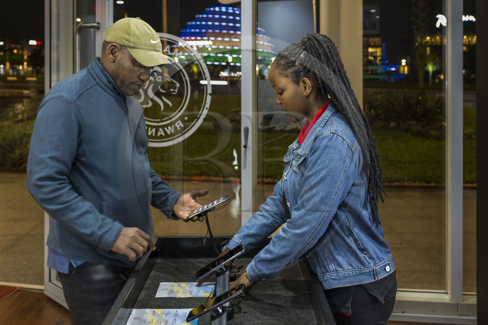 Rwanda, Kigali, KBC centre commercial et de business (Kigali Business Center), MaraPhone de l'entrepreneur rwandais Ashish Thakkar commercialise le premier smartphone 100 % Made in Africa Rwanda, Kigali, KBC centre commercial et de business (Kigali Business Center), MaraPhone de l'entrepreneur rwandais Ashish Thakkar commercialise le premier smartphone 100 % Made in Africa