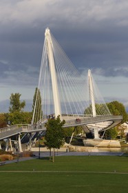 France, Bas-Rhin (67), Strasbourg, la Passerelle Mimram sur le Rhin et le Jardin des Deux Rives du côté français