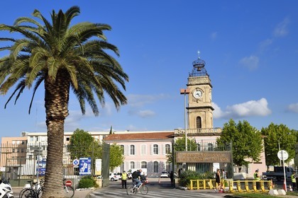 France, Var (83), Toulon, entrée de l'Arsenal côté ville et la Tour de l'Horloge