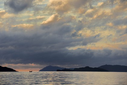 France, Var (83), Iles d'Hyères, parc national de Port Cros, coucher de soleil sur l'Ile de Porquerolles