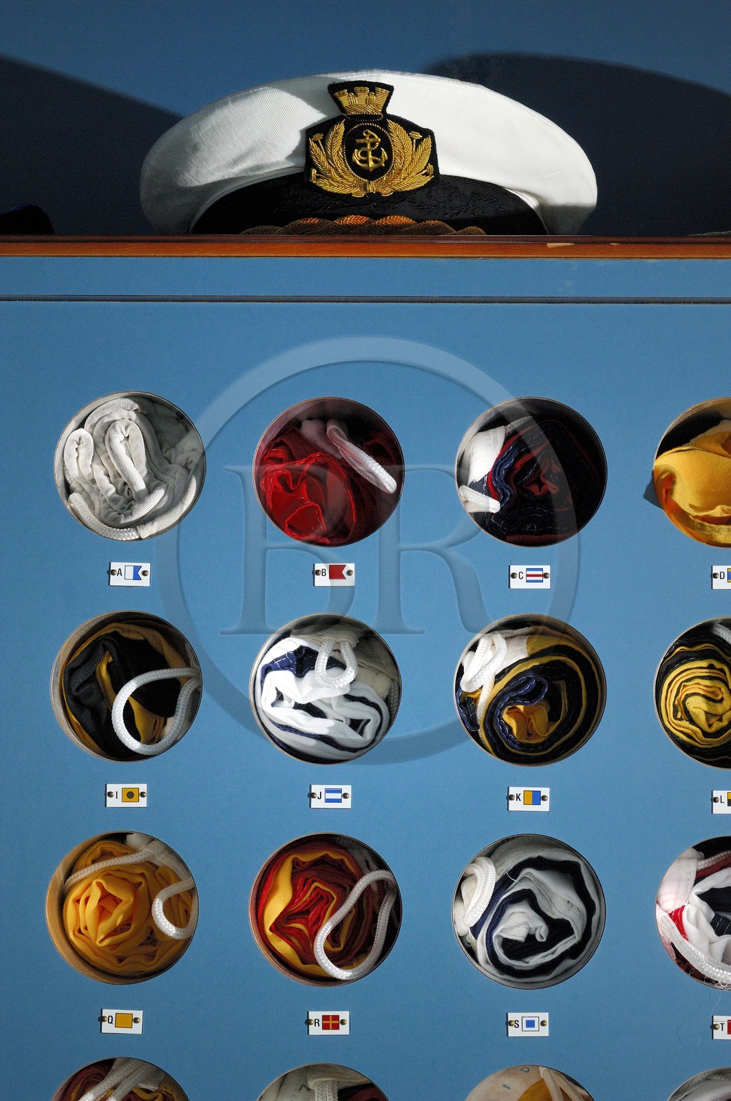 Italie, croisière à bord du Silvershadow de la compagnie Silversea, casier à drapeaux et casquettes d'officiers