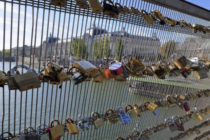 France, Paris (75), la passerelle Léopold-Sédar-Senghor, anciennement passerelle Solférino, les amoureux se déclarent leur amour en accrochant un cadenas gravé