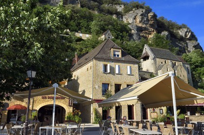 France, Dordogne (24), Périgord Noir, vallée de la Dordogne, La Roque-Gageac, labellisé Les Plus Beaux Villages de France, terrasse de café