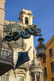 Espagne, Catalogne, Barcelone, quartier de Las Ramblas, la Casa Quadros au 82 Las Ramblas de l'architecte du modernisme catalan Josep Vilaseca (1891-1896), ancienne boutique de parapluie