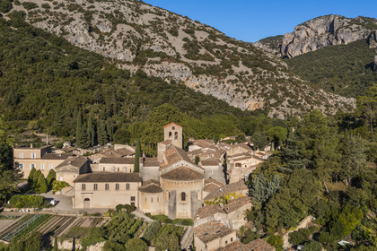 France, Hérault (34), Causses et les Cévennes, paysage culturel de l'agro-pastoralisme méditerranéen, classés Patrimoine Mondial de l'UNESCO, Saint-Guilhem-le-Désert, labellisé Les Plus Beaux Villages de France, l'abbaye de Gellone du IXème siècle (vue aérienne)