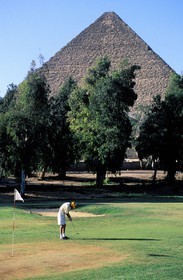 Égypte, Le Caire, Pyramides de Giza (Gizeh) et terrain de Golf