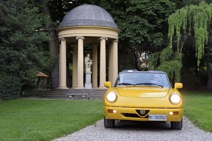 Italie, Toscane, Florence, centre historique classé Patrimoine Mondial de l'UNESCO, cabriolet Alfa Romeo Duetto Spider jaune dans les jardins du Palazzo Della Gherardesca, palace 5 étoiles Four Seasons Hotel Firenze