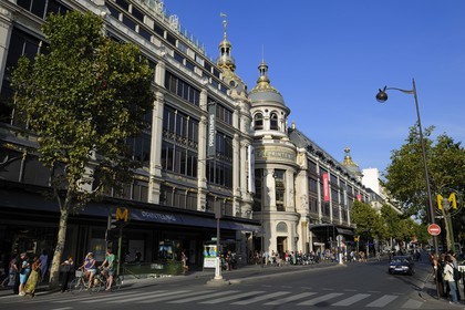 France, Paris (75), la coupole dorée du grand magasin Le Printemps et le boulevard Haussmann