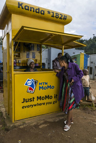 Rwanda, Province de l’Ouest, Gisakura, kiosque de vente du très populaire service de paiement mobile lié à la carte SIM du téléphone mobile du nom de MTN Mobile Money ou MTN MoMo, il permet notamment de payer ses factures, de transférer de l'argent, de déposer ou de retirer de l'argent mais aussi d'acheter des crédits ou des forfaits
