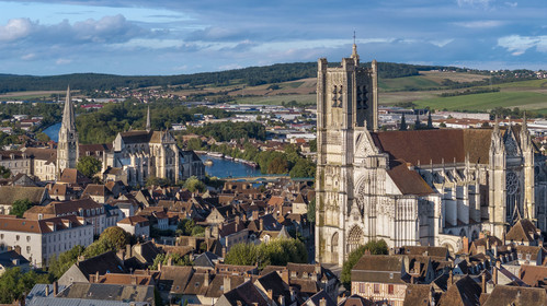 France, Yonne (89), Auxerre, la cathédrale Saint-Etienne au premier plan, l'abbaye Saint-Germain au bord de l’Yonne et les collines qui entourent la ville en arrière plan (vue aérienne)