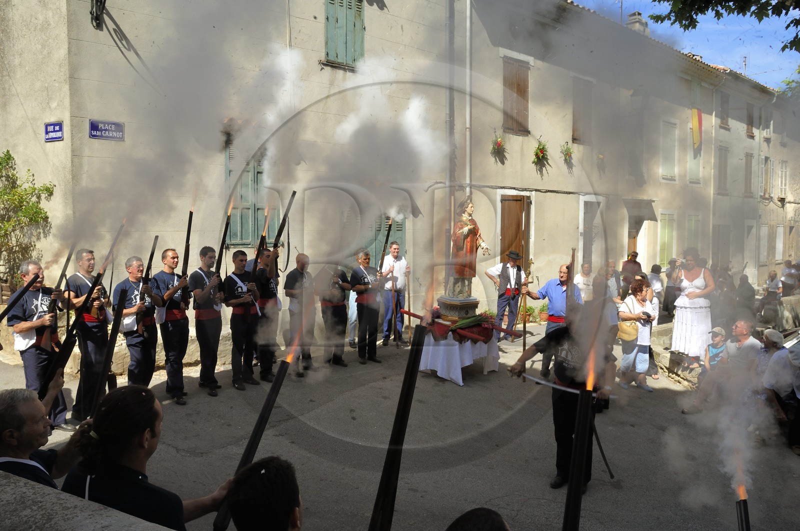 France, Var (83), la Provence Verte, Bras, la Bravade, procession de Saint-Etienne, les bravadeurs tirent des coups de fusils à blanc