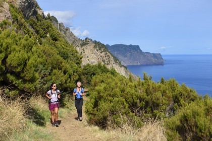 Portugal, Ile de Madère, randonnée de Machico à Porto da Cruz par le Vereda do Larano, randonneuses au col de Boca do Risco