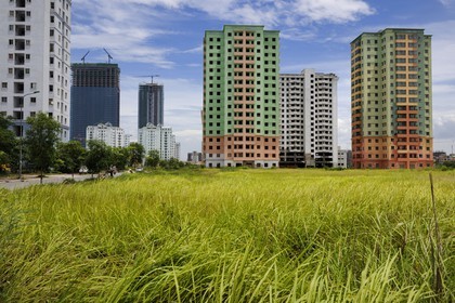 Vietnam, Hanoï, quartier de Cau Giay, le Keangnam Hanoi Landmark Tower est le plus haut gratte-ciel du pays avec 336m (au fond) et nouveaux quartiers