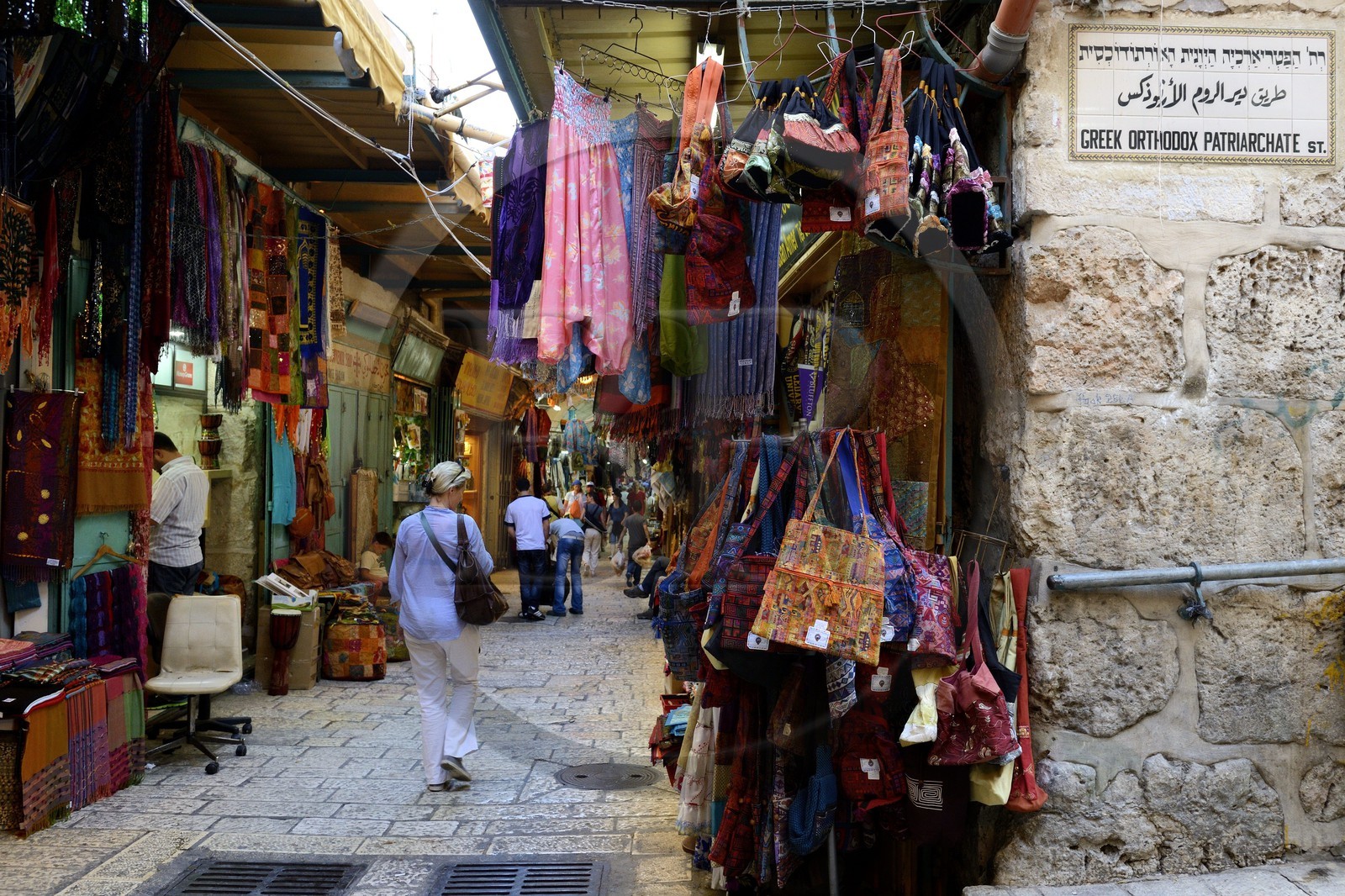 Israel, Jérusalem, ville sainte, vieille-ville classée Patrimoine Mondial de l'UNESCO, quartier chrétien, boutique de souvenirs dans le souk